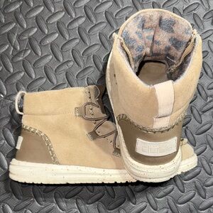 Women’s Hey Dudes high top cheetah inside, size 7